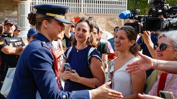 Así ha sido la inesperada visita de la princesa Leonor a Canarias durante su viaje de fin de curso: furor entre los vecinos de Teror y parada para tomar café