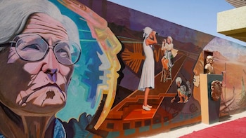 María Reiche en el Muro de Berlín: un homenaje peruano lleva el patrimonio de Nazca al arte urbano