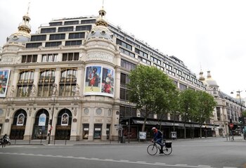 Un ciclista pasea por una