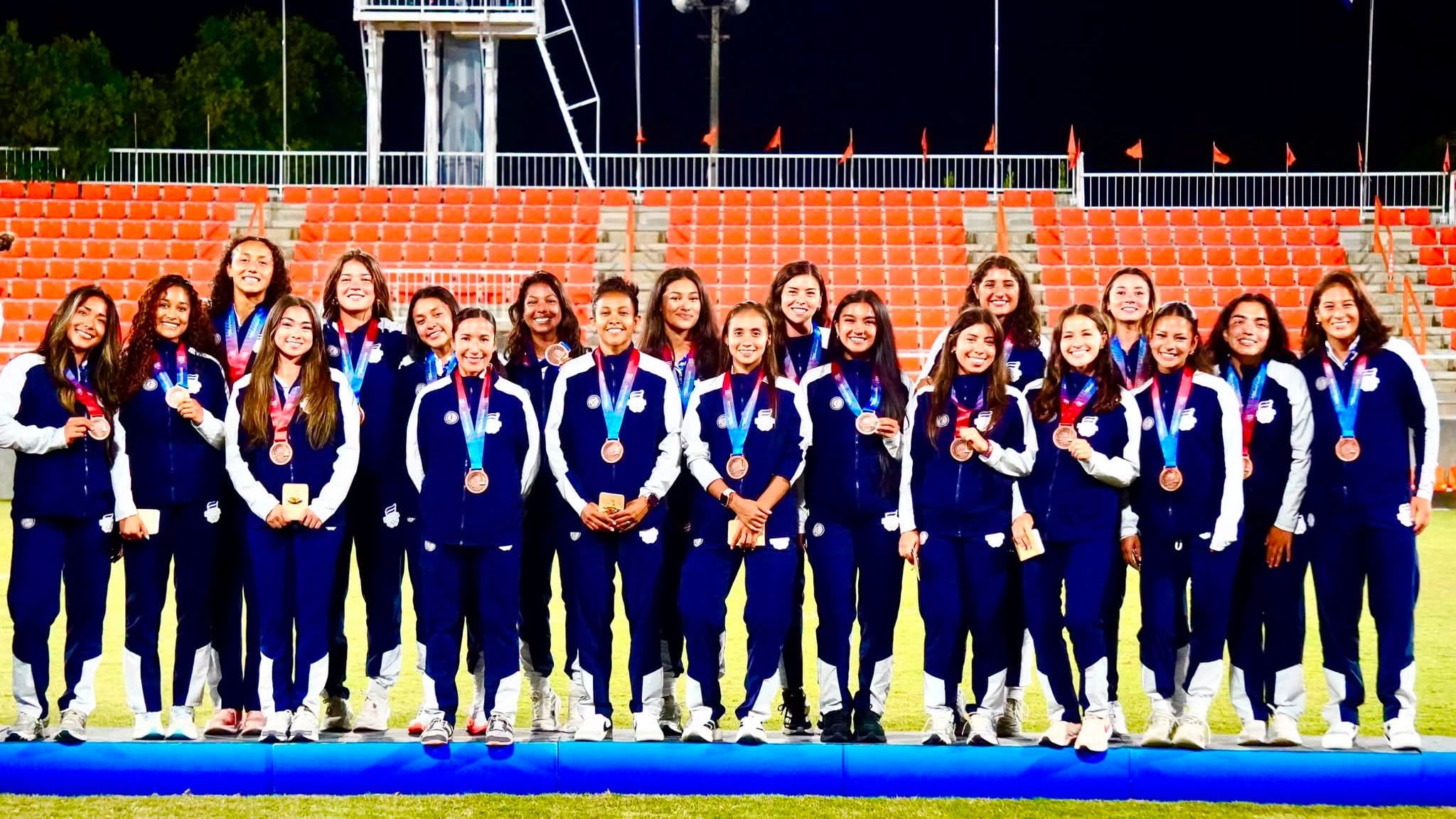 La selección femenina de fútbol de El Salvador, beneficiaria del Programa Esfuerzo y Gloria, recibió la medalla de bronce conquistada en el torneo de los XXV Juegos Centroamericanos y del Caribe Santo Domingo 2026. (Foto cortesía INDES)