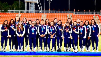 La selección femenina de fútbol de El Salvador, beneficiaria del Programa Esfuerzo y Gloria, recibió la medalla de bronce conquistada en el torneo de los XXV Juegos Centroamericanos y del Caribe Santo Domingo 2026. (Foto cortesía INDES)