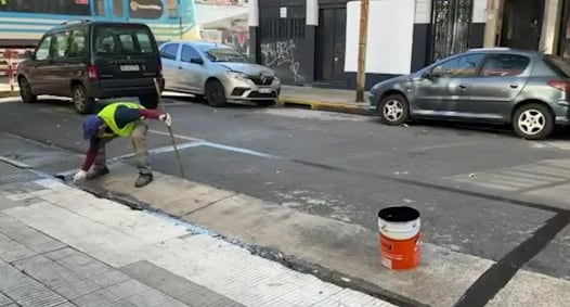 La Ciudad también removió cordones amarillos pintados sin autorización para impedir el estacionamiento frente a viviendas y comercios (Infobae en Vivo)