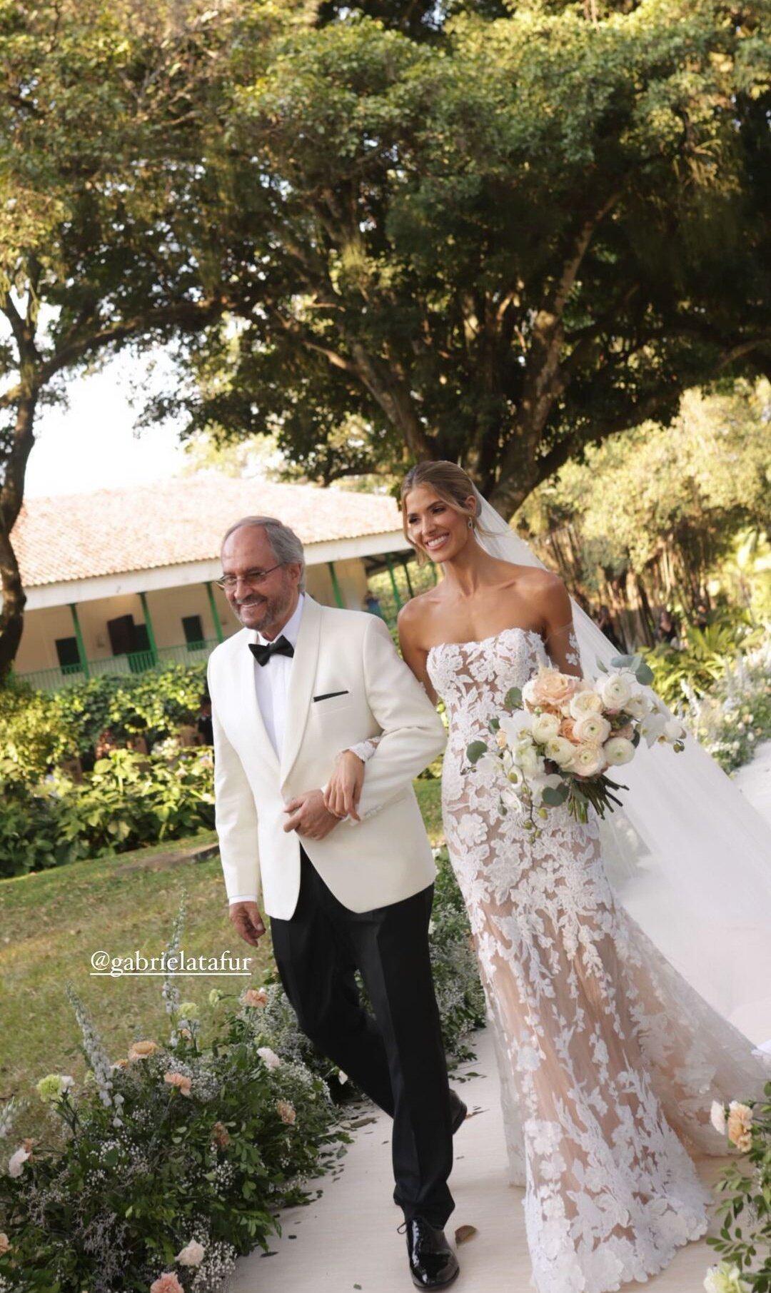 Gabriela Tafur se robó las miradas con su vestido de novia. Su padre Octavio Tafur, la acompañó hasta el altar - crédito @anaempanada_/X