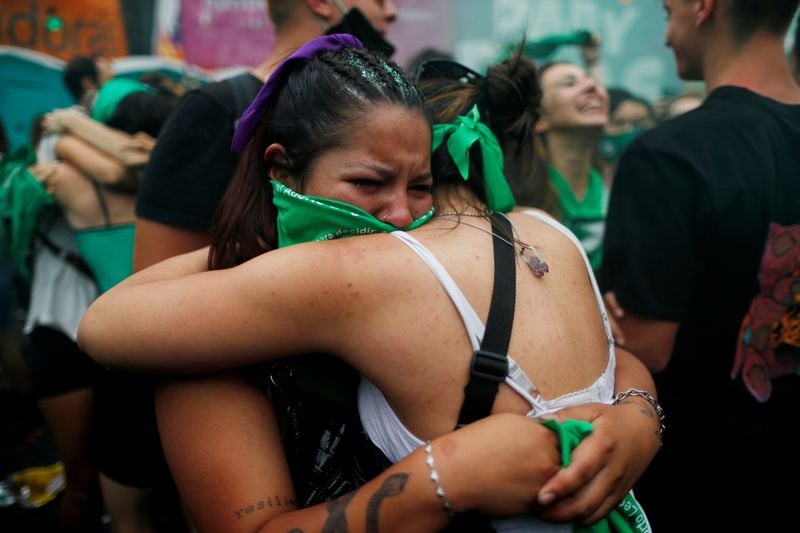 Emocionado abrazo luego de la aprobación de ley en Diputados (REUTERS)
