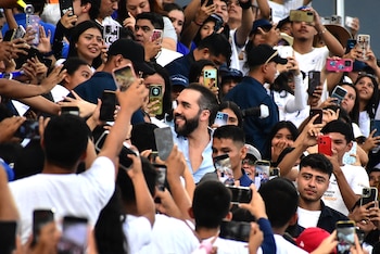 Nayib Bukele, presidente de El Salvador anuncia 50 mil becas para estudiantes en 2026