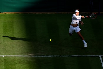 Sebastián Báez en acción en Wimbledon el año pasado, cuando cayó en primera ronda frente al británico Jack Draper (Crédito: REUTERS/Stephanie Lecocq)