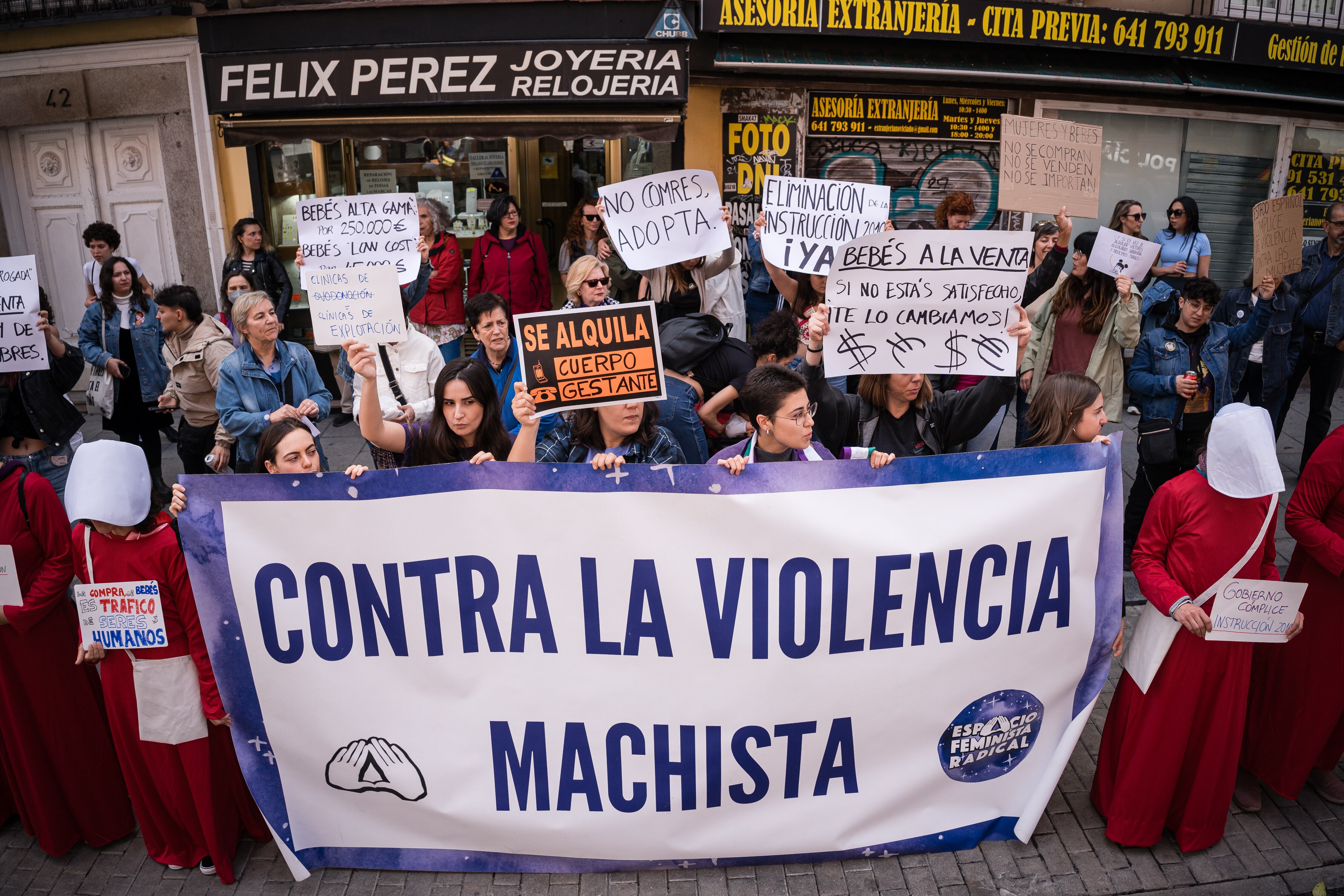 Imagen de archivo de varias mujeres con una pancarta que reza 'Contra la violencia machista' y que se manifiestan bajo el lema ‘Las mujeres no se alquilan, los bebés no se compran’, frente al Ministerio de Justicia, a 22 de abril de 2023, en Madrid (España). (Diego Radamés/Europa Press)