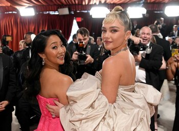 Stephanie Hsu, izquierda, y Florence Pugh llegan a los Oscar el domingo 12 de marzo de 2023 en el Teatro Dolby en Los Angeles. (Foto AP/John Locher)