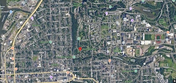 Mapa satelital de Ithaca, Nueva York, con el East Lawn Cemetery resaltado en rojo, mostrando calles, edificios y áreas verdes