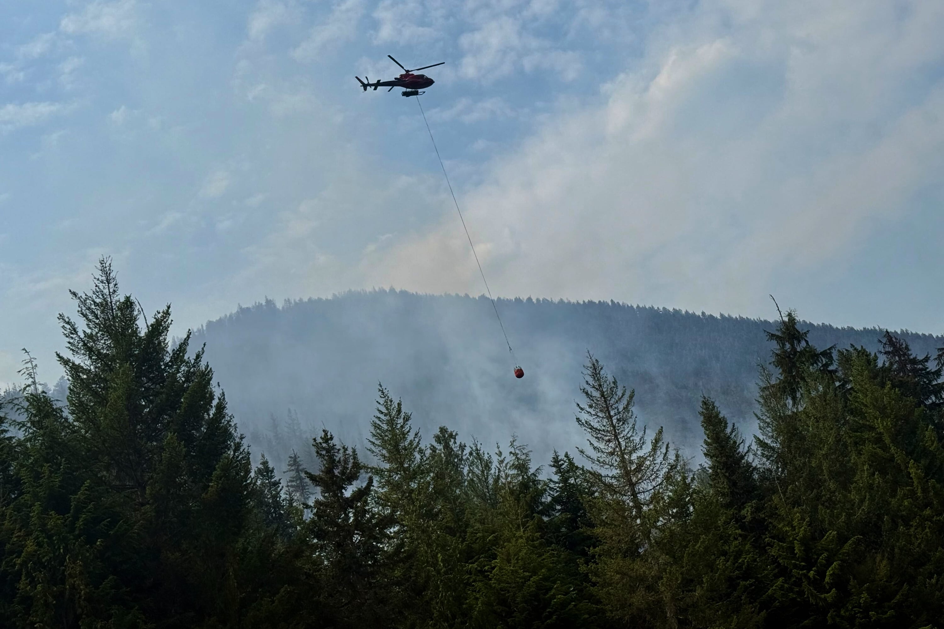 Autoridades activaron el estado de emergencia en el oeste de Canadá por el riesgo de nuevos siniestros. (AP Foto/Haven Daley)