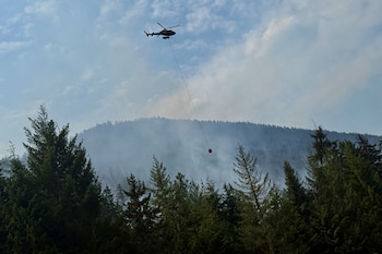 Autoridades activaron el estado de emergencia en el oeste de Canadá por el riesgo de nuevos siniestros. (AP Foto/Haven Daley)
