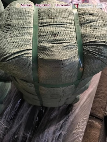 De peluches de Hello Kitty a estuches de K-pop: decomisan mas de 130 mil artículos pirata en la aduana de Michoacán. @AduanasMx