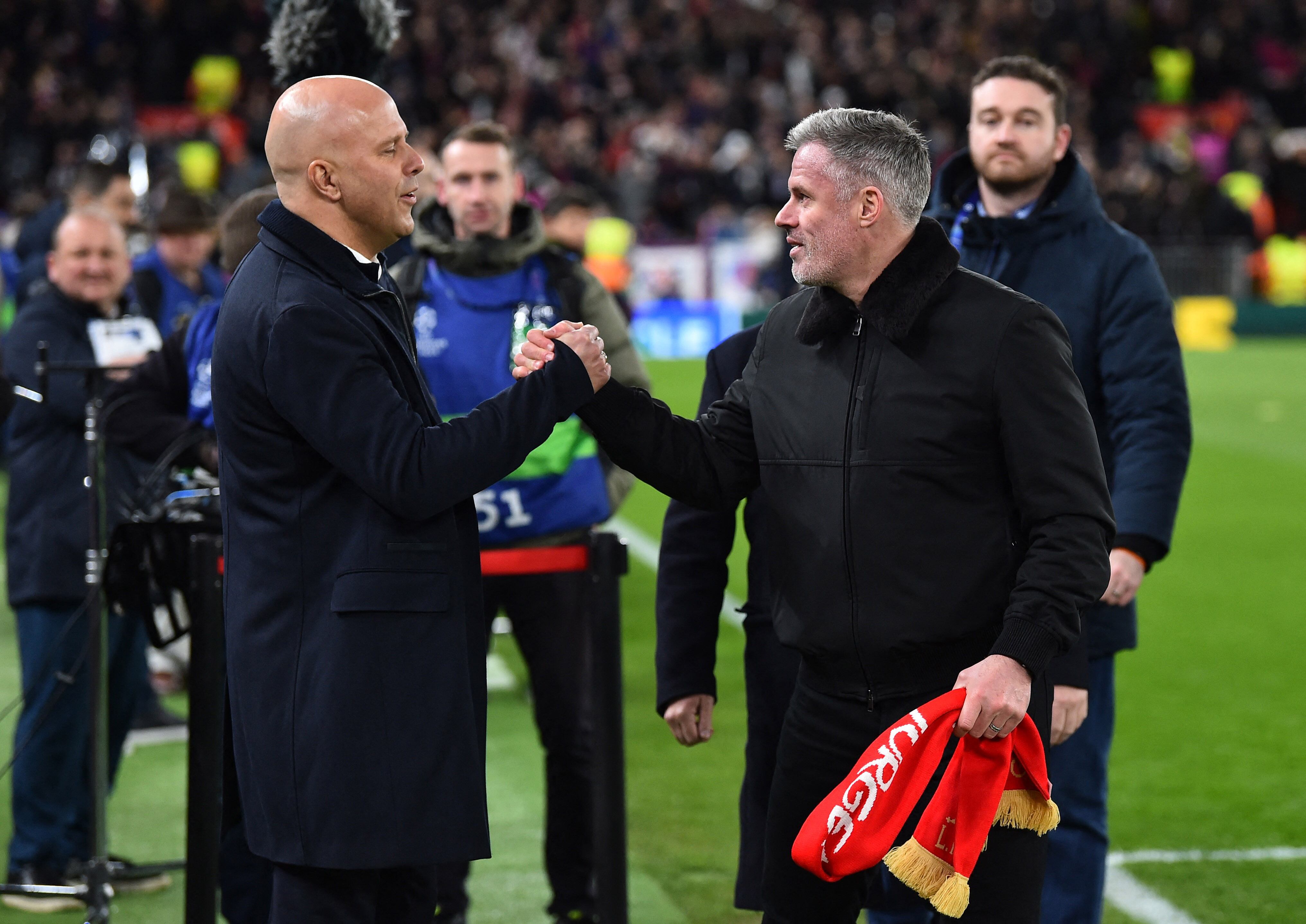 Arne Slot y Jamie Carragher saludándose en la previa del partido entre Liverpool y PSG por Champions League - crédito Peter Powell / REUTERS