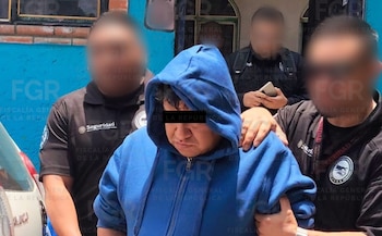 Agentes federales resguardan evidencia tras la detención de Luis “N” en un operativo realizado en la Ciudad de México. Crédito: FGR