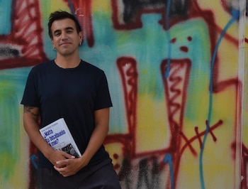 El historiador Aranu Fernández junto al libro. (Cedida)