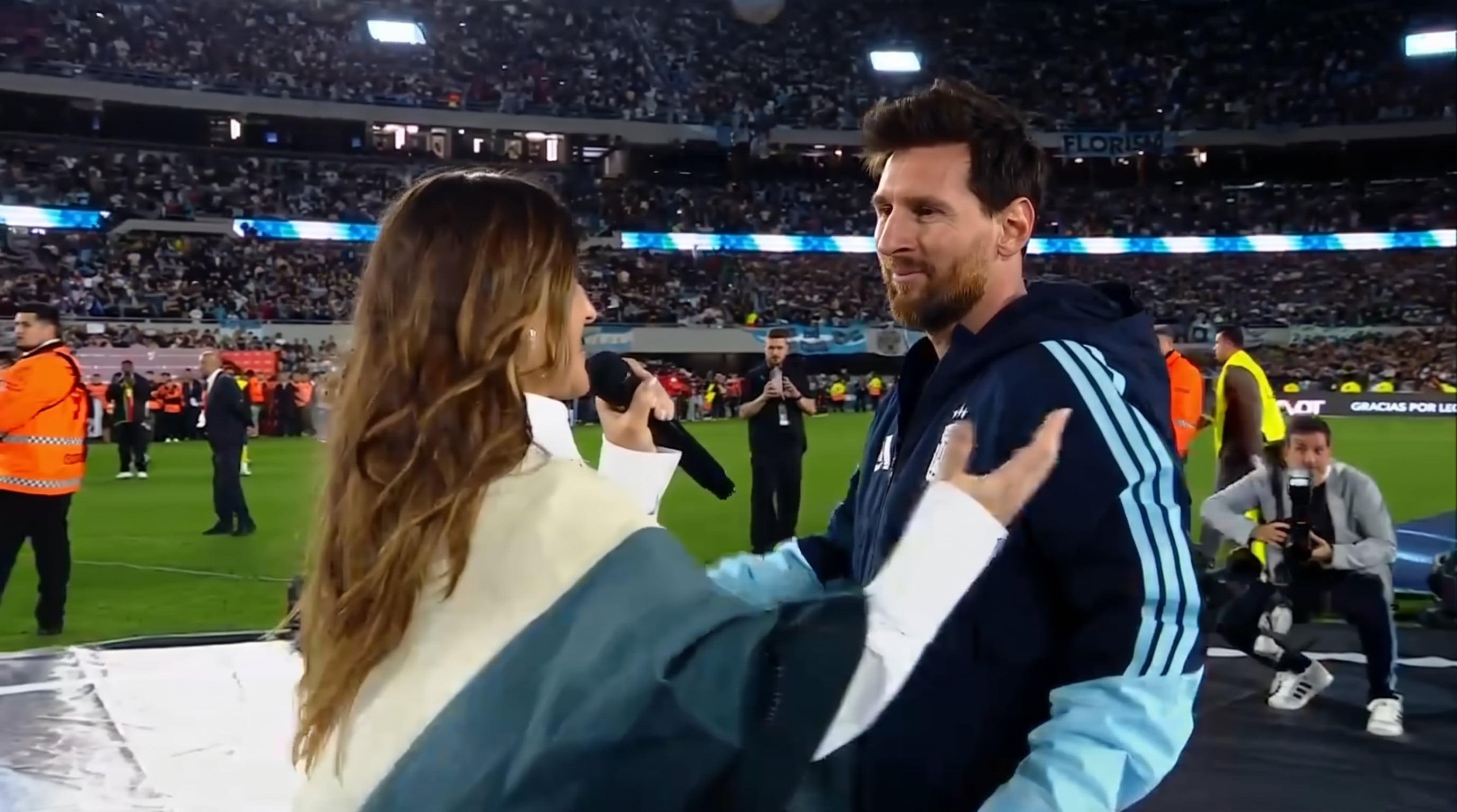 La Sole, Messi y el poncho bandera: el abrazo en el Monumental
