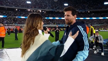 La emoción de La Sole después de cantarle a Lionel Messi: el abrazo con Antonela y la historia del poncho bandera