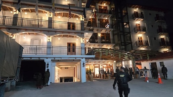 Agentes de seguridad, incluyendo personal