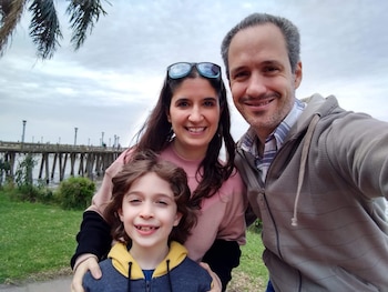 Marcos Carreras junto a sus padres: María José Camacho (violinista de la Orquesta Nacional de Música Argentina Juan de Dios Filiberto) y Lisandro Carreras (violinista de la Orquesta Nacional de Tango)