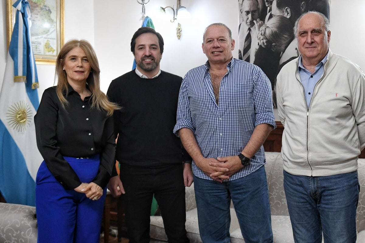 Verónica Magario junto a Sergio Berni, después de la confrontación que tuvieron en el recinto del Senado bonaerense