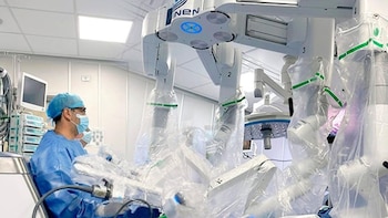 Cirugía robótica permite extirpar raro cáncer urológico.