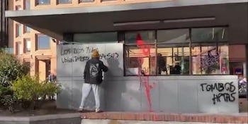 Durante las manifestaciones, encapuchados vandalizaron