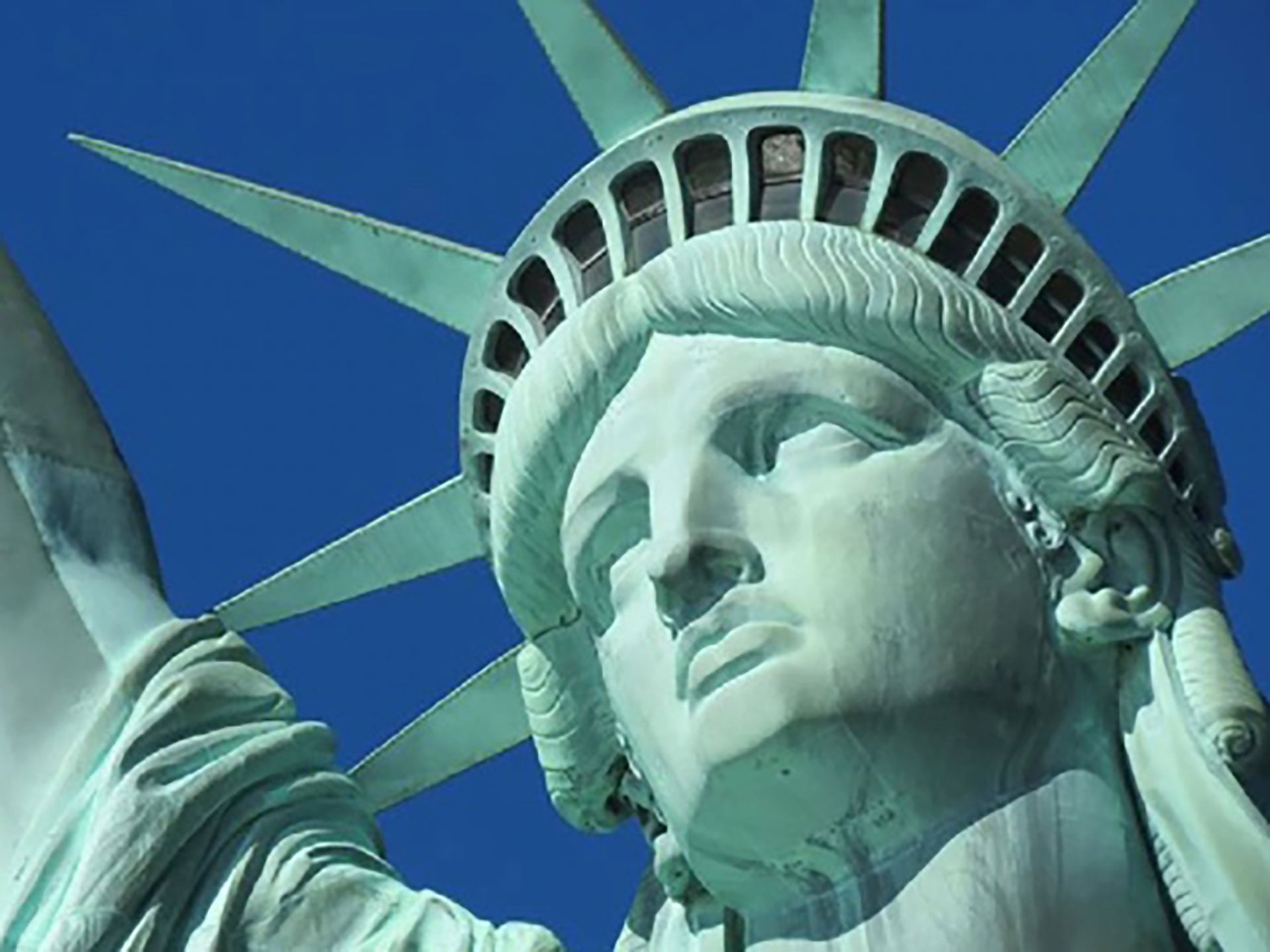 Durante la ceremonia de inauguración el escultor Frédéric-Auguste Bartholdi retiró la bandera francesa del rostro de la Estatua de la Libertad antes de la señal oficial (statueofliberty.org)