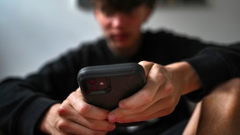Adolescentes en Australia siguen en redes sociales a pesar de estar prohibido: 8 de cada 10 adolescentes están activos