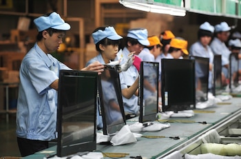 Varias operarias chinas trabajan en una línea de montaje de televisores en una fábrica de Shenyang, en la provincia de Liaoning (China). EFE/Mark