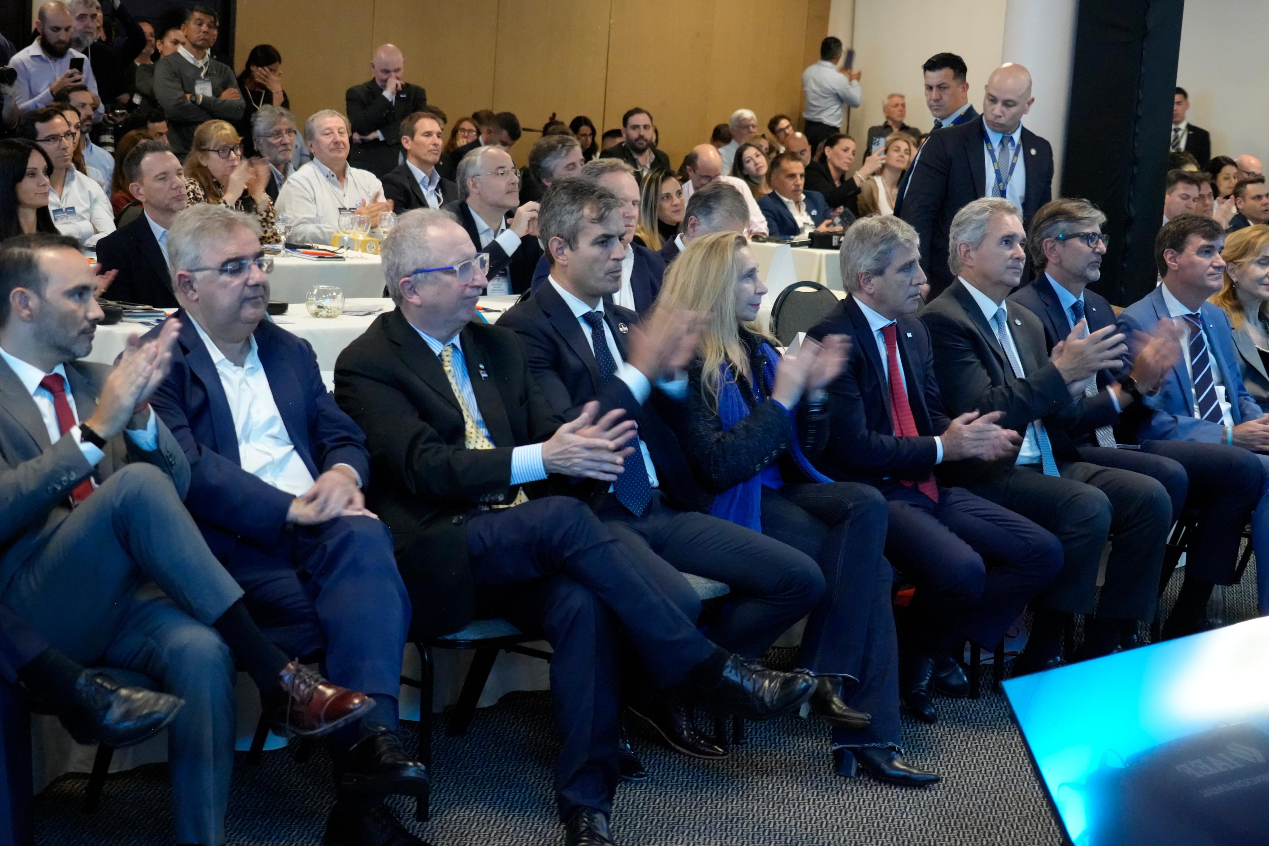 El gobernador Hugo Passalacqua junto a su comitiva cerca del titular de Diputados, Martín Menem, Karina Milei, el ministro de Economía, Luis Caputo, y el canciller Pablo Quirno (Credito: Presidencia)