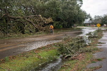 El NWS prevé acumulados de 25 a 75 milímetros de lluvia entre el viernes y el domingo, con tormentas aisladas que pueden superar los 50 milímetros por hora. (REUTERS/Kathleen Flynn)