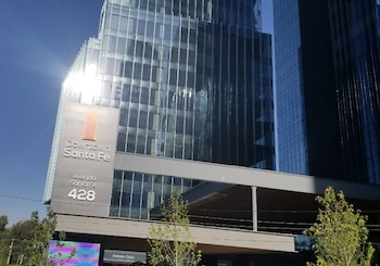 La evacuación de mil 200 personas en Downtown Santa Fe, en la Ciudad de México, se activó tras el reporte de olor a gas. (Caprura de pantalla)
