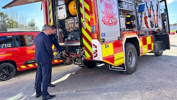 El extraño contrato para arreglar los camiones de los bomberos que apagan incendios forestales: Madrid exige un software propiedad de dos empresas que no lo venden