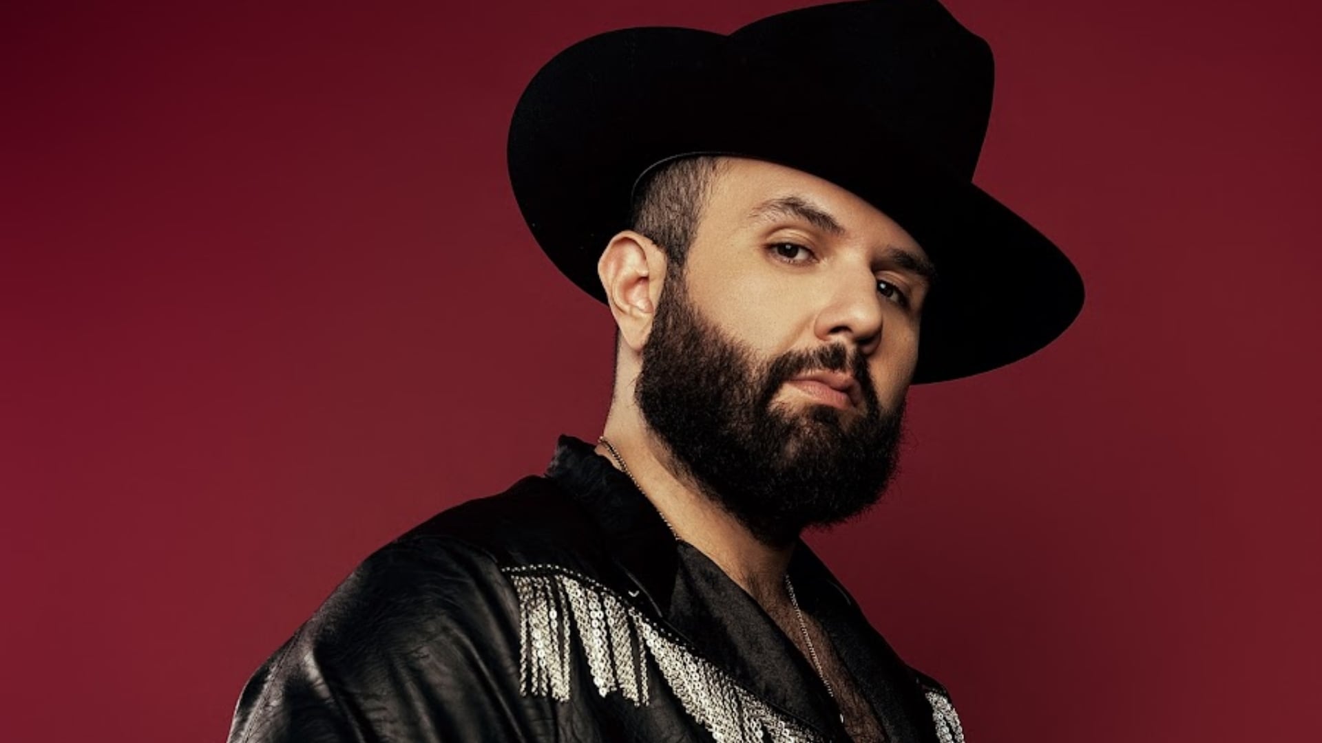 Carín León y Ozuna encabezan el segmento musical de Supernova Génesis 2026, fusionando regional mexicano y género urbano para audiencias presenciales y digitales.