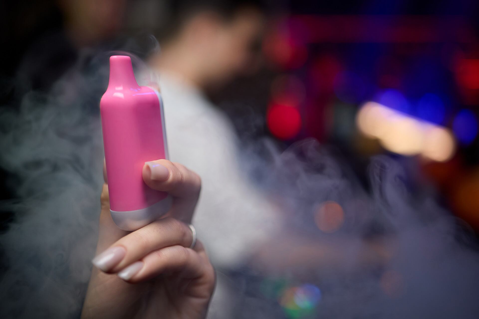 El uso diario de cigarrillos electrónicos entre jóvenes se duplicó en los últimos cuatro años, según datos recientes (Freepik)