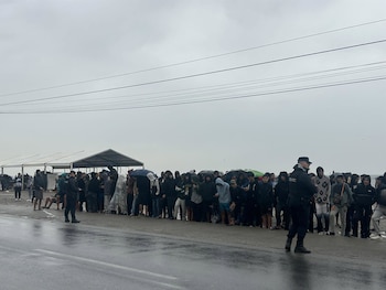 06/10/2026 Varios migrantes esperan a ser trasladados en la explanada del Guano, a 6 de octubre de 2026, en Ceuta (España). Tras el desalojo del Trampolín algunos migrantes han empezado a acampar en la explanada del Guano donde esperan a ser trasladados a centros de acogida.
POLITICA
Gabriela Sardá Núñez - Europa Press