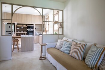 La cocina semi-integrada mantiene la