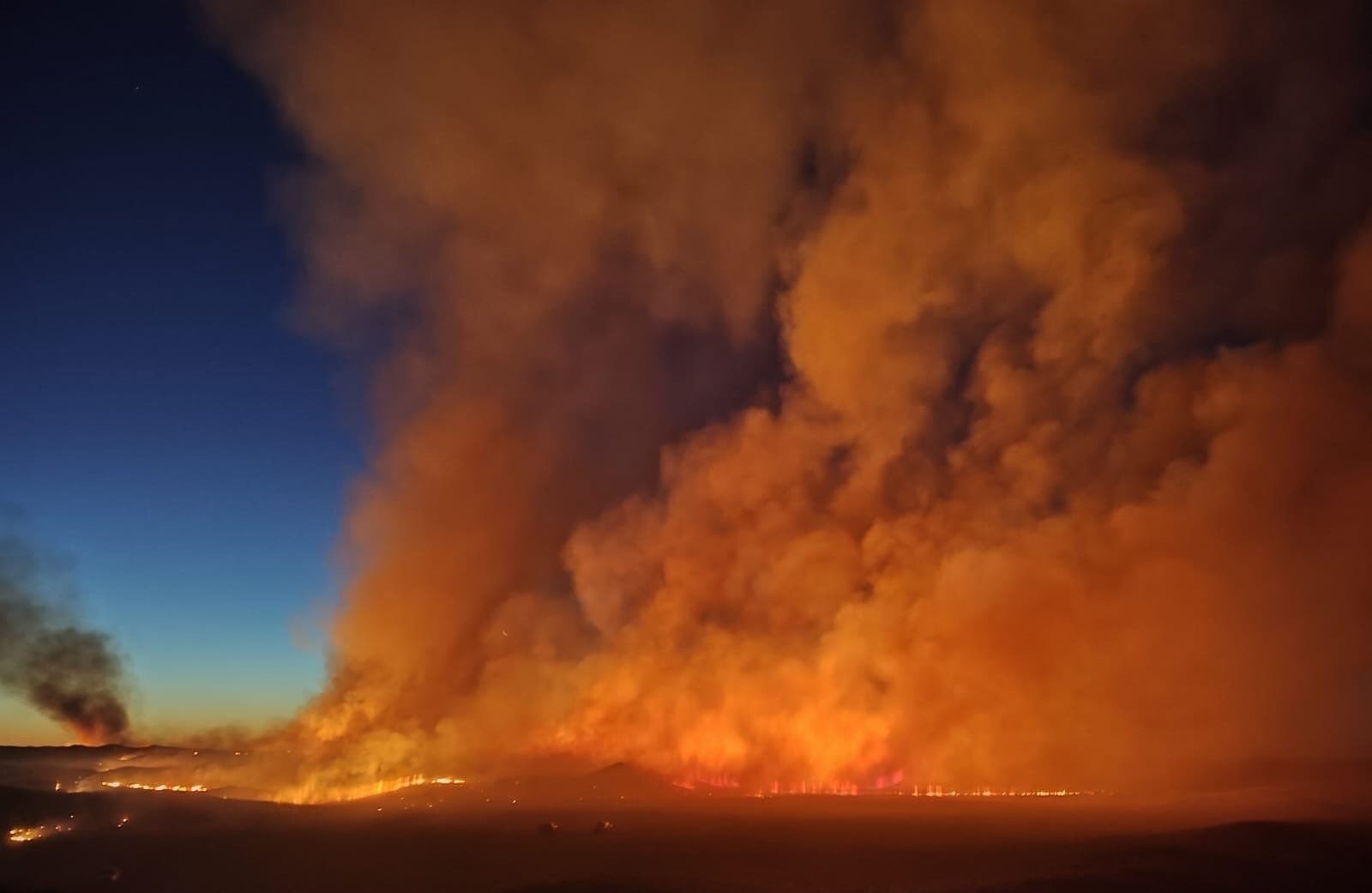 Se desató una extensa línea de fuego (Foto @defensacivilpba)