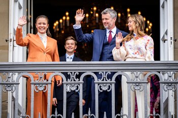La familia real danesa, en el balcón del Palacio de Amalienborg. ( Ida Marie Odgaard/Ritzau Scanpix/via REUTERS)