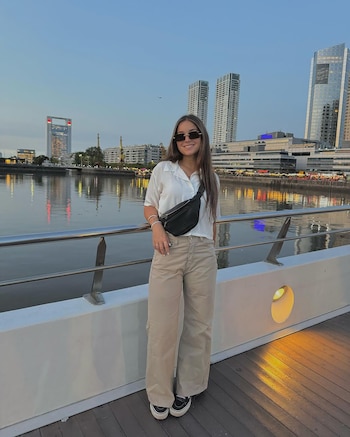 La joven en una visita