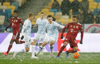 Luego del trabajo de los empleados del estadio, comenzó el partido entre el Bayern y el Dinamo Kiev