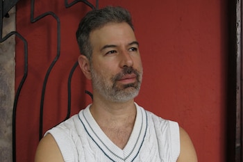 El director David Pablos de la película "En el camino" posa para un retrato en el Festival de Cine de Morelia en México, el miércoles 15 de octubre de 2025. (Foto AP /Berenice Bautista)