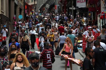 Gente camina en una popular