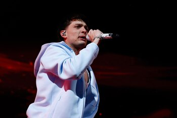 Peso Pluma y su outfit