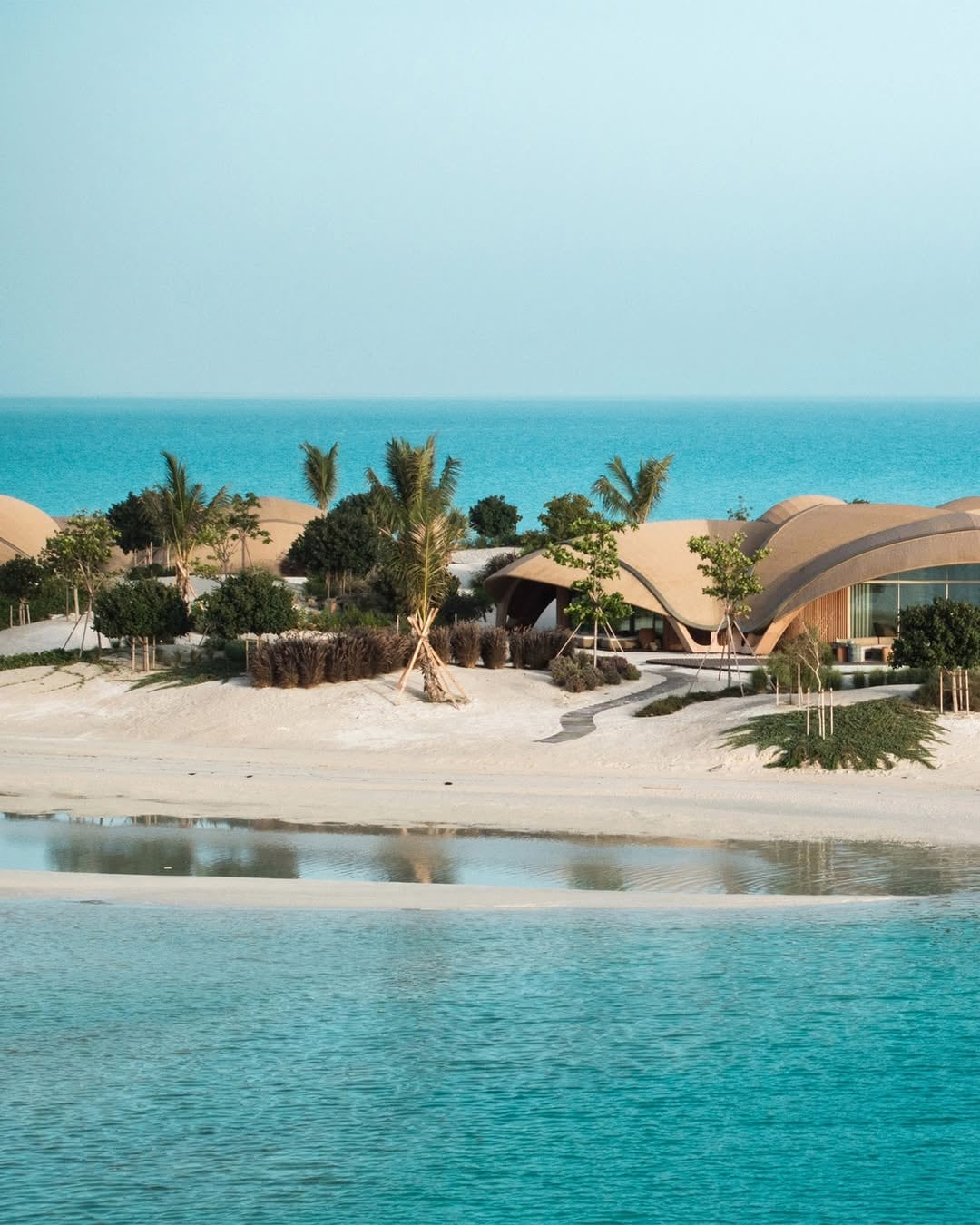 Solo admite acceso mediante hidroavión o barco privado