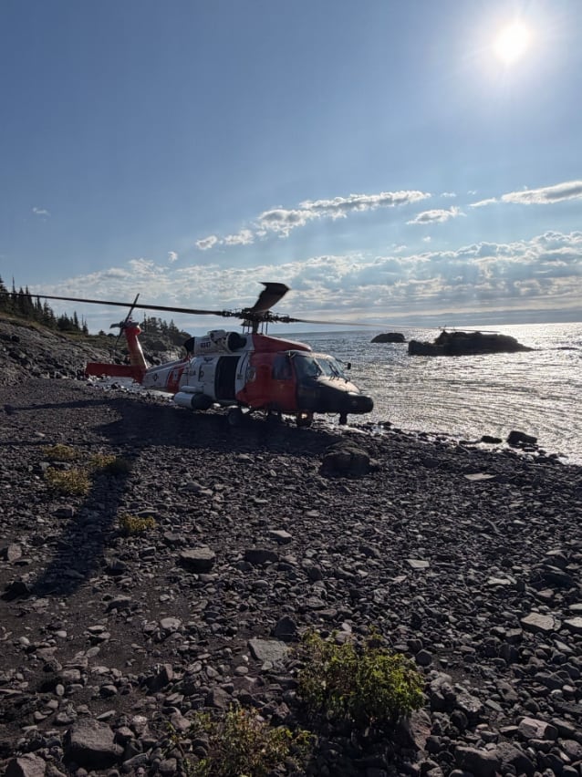 Tras el hallazgo, la Guardia Costera lo trasladó por aire unos 230 kilómetros hasta el continente, donde recibió atención médica (U.S. Coast Guard photo, courtesy Air Station Traverse City)