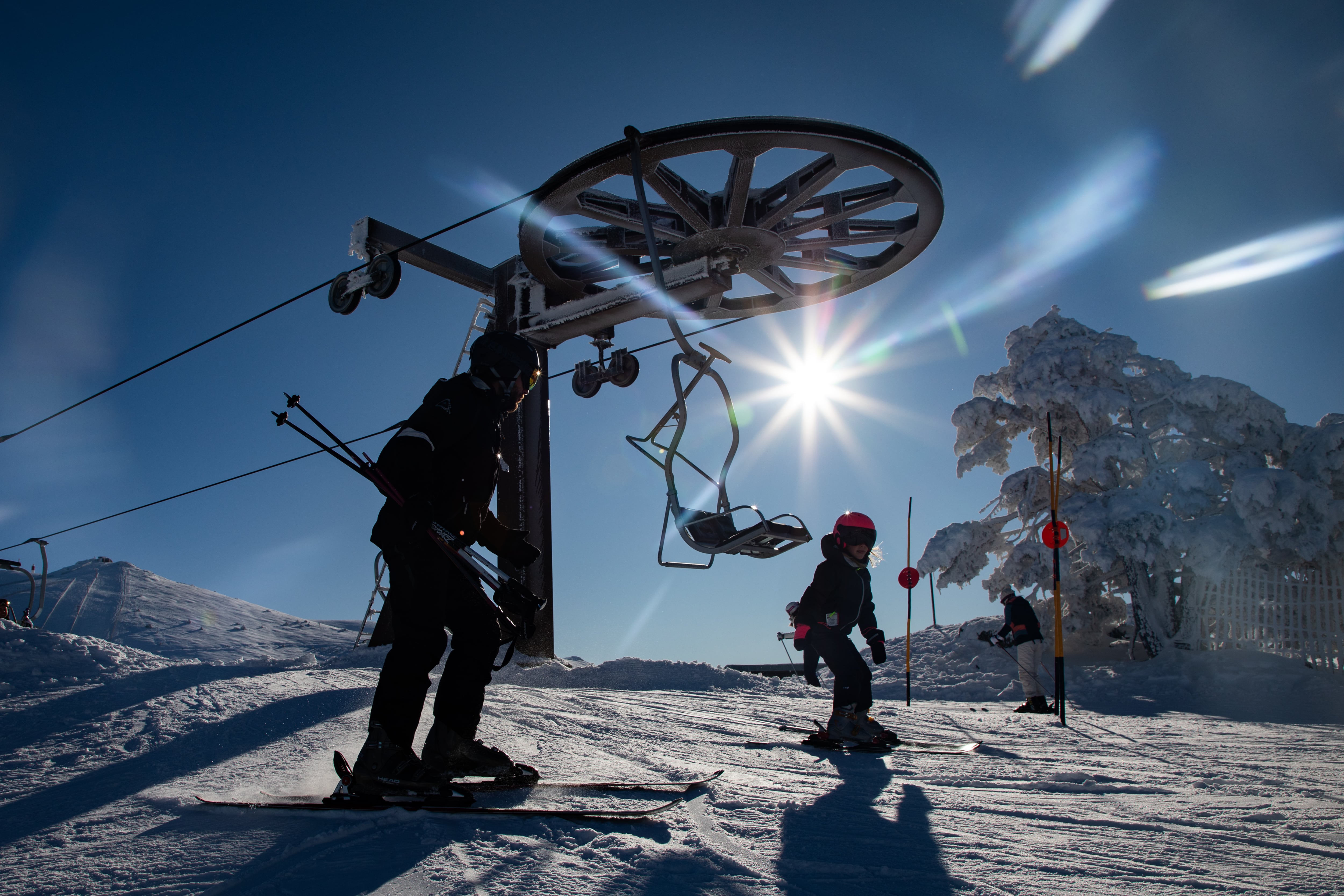 Personas practicando esquí durante la temporada de esquí en Navacerrada, a 20 de enero de 2026, en Madrid (España). (Rafael Bastante/Europa Press)