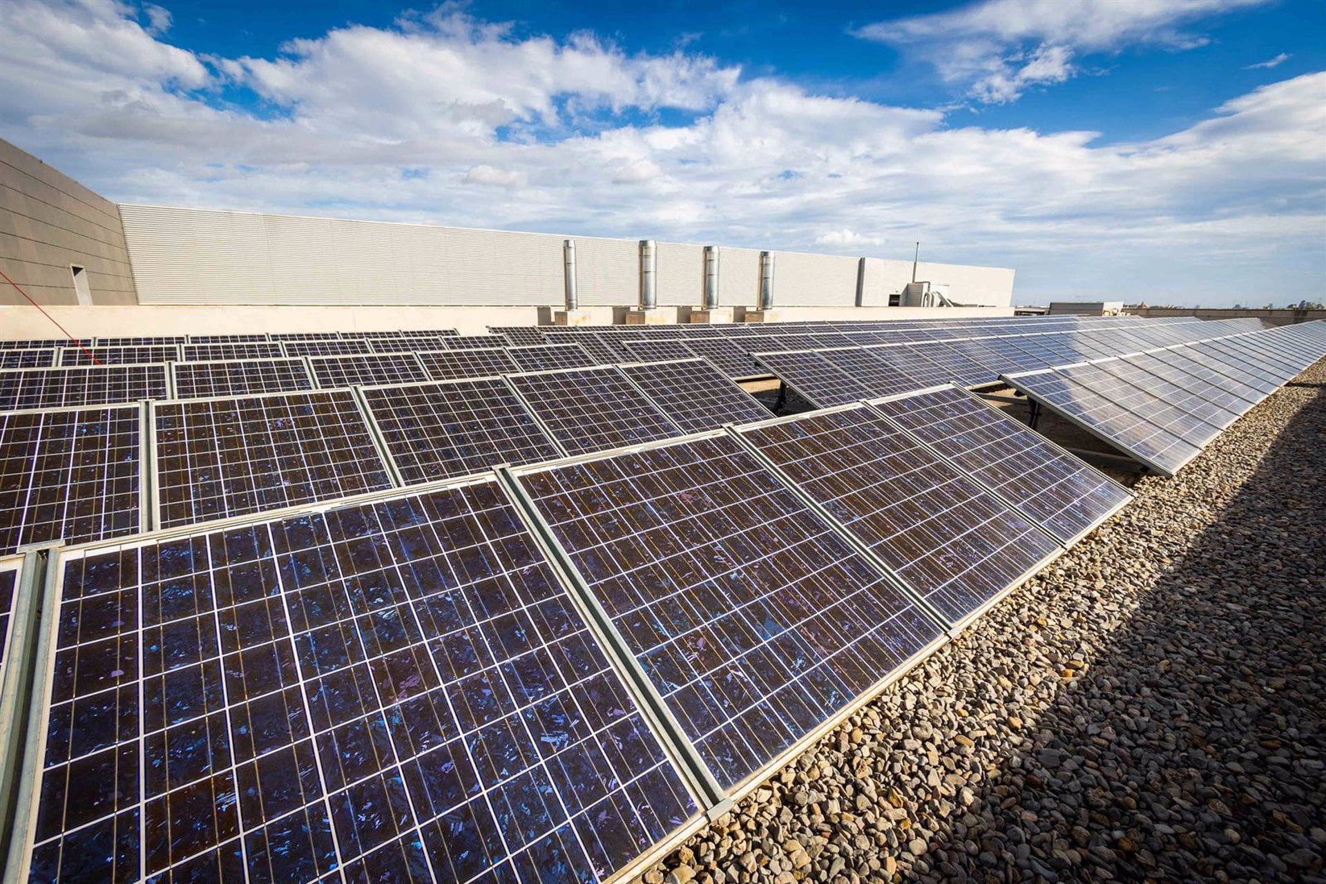 El camión se recarga con una instalación fotovoltaica.