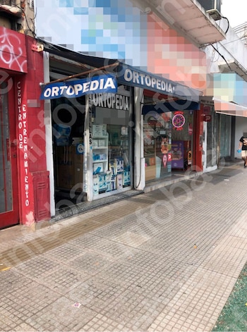 Aseguró que se cayó por una vereda rota y demandó al municipio: la Justicia desestimó el reclamo y la obligó a pagar los gastos del juicio
