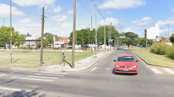Un influencer grabó un impactante choque en La Plata y captó el momento en que un auto embistió a un motociclista
